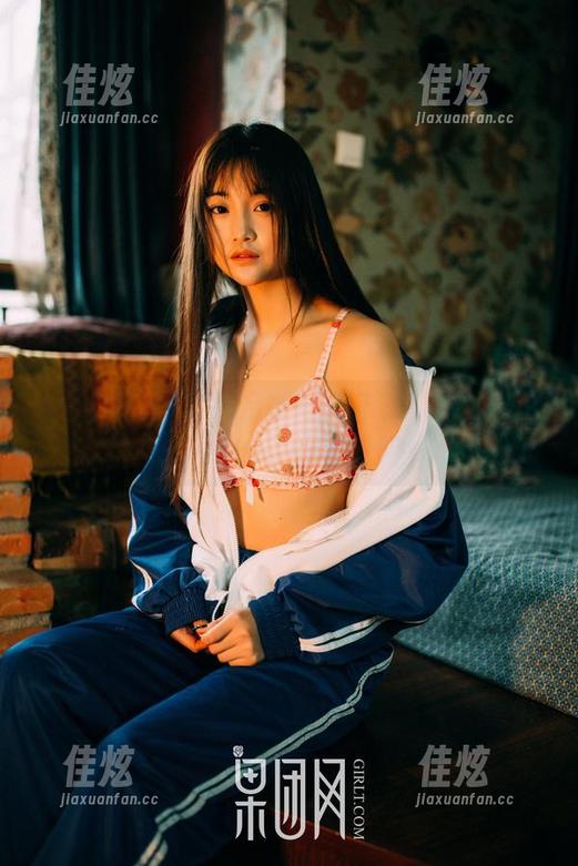 GIRLT果团网 - 吊带与云菲菲的对话：图集中的撩拨与情愫