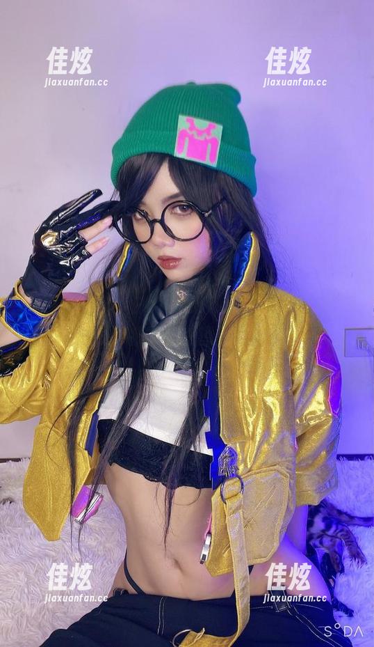 一顶连衣裙，PoppaChan的写真套图，每一张都像是在撩人的耳语。