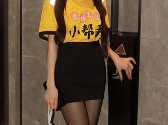 Xiuren秀人网 – Angela喜欢猫泳装资源：涂抹防晒霜的同时，别忘了给你的手机充电哦！