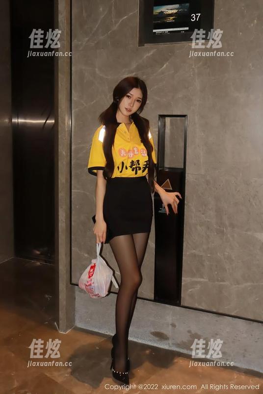Xiuren秀人网 - Angela喜欢猫泳装资源：涂抹防晒霜的同时，别忘了给你的手机充电哦！