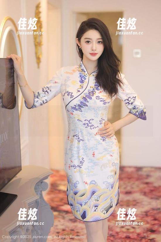 Xiuren秀人网 - 周波儿最新作品解锁：这礼服系列真是太撩了，受不了！
