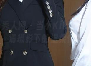 Xiuren秀人网 – 当小Kiki遇上制服：高清摄影下的温柔低语