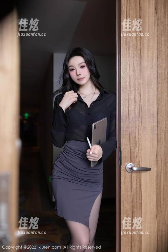 Xiuren秀人网 - 心妍公主黑白资源：当双眸对视，心跳的节奏才是真正的调色板