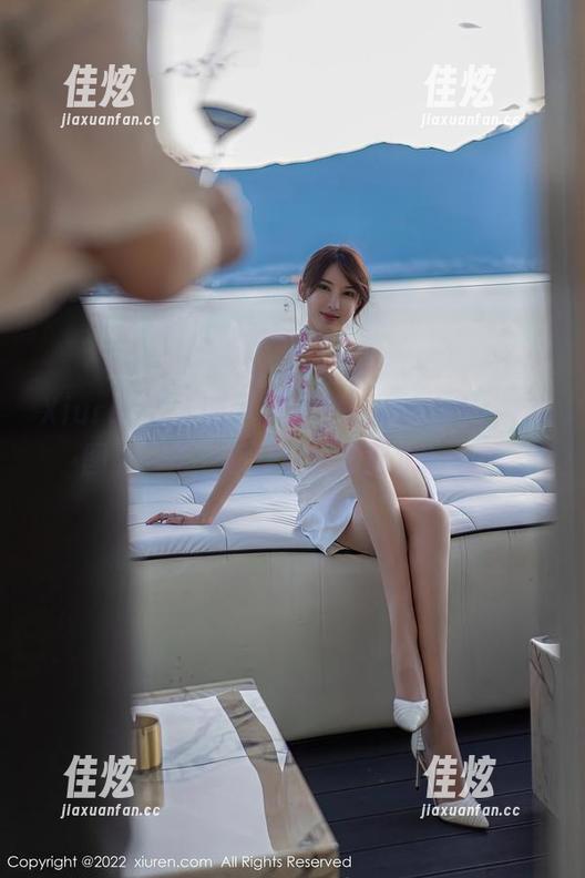 Xiuren秀人网 - 泳池里的月夕Lily，套图里的每一帧都让我想起水的温柔