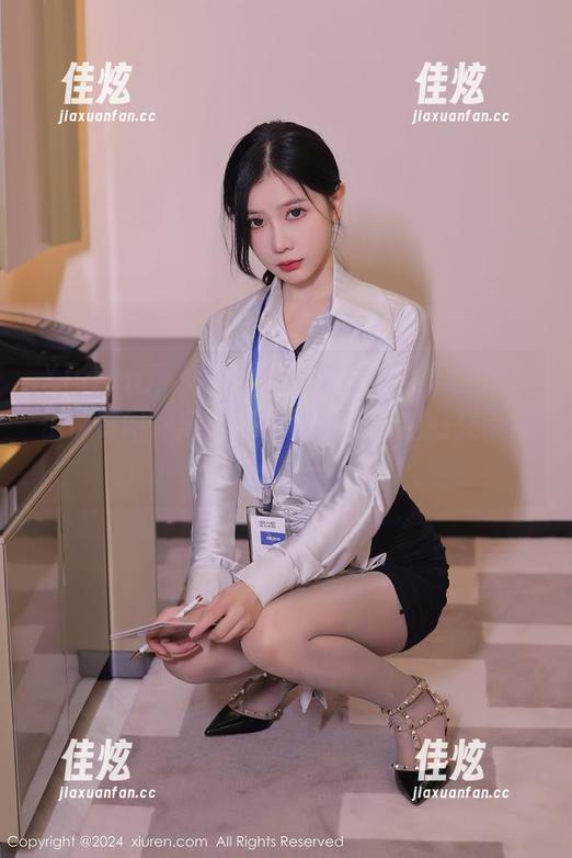 Xiuren秀人网 - 林文文灰丝私房图片，仿佛时间停滞，光影闪烁间，治愈又带点小倔强！