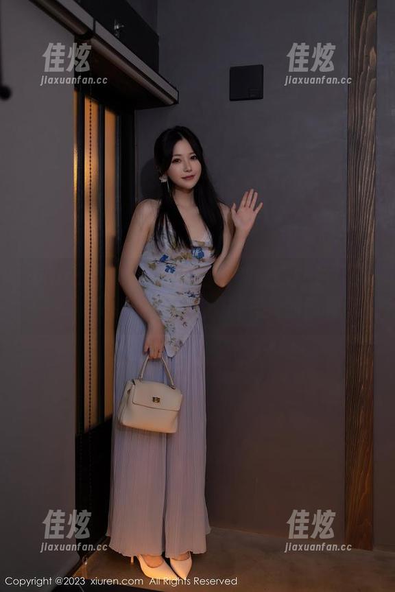 Xiuren秀人网 - 从日常到瑰丽：林星阑的眼镜私拍图片，完美的气氛如何制造