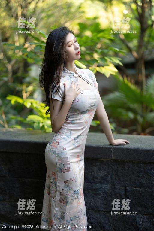 Xiuren秀人网 - 瑞瑞ruirui的红裙下：免费照片，带你去感受那一抹鲜艳（随手翻一翻）