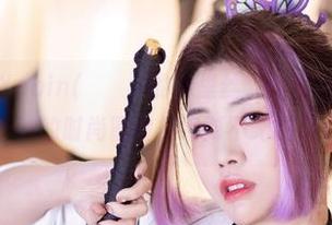 在线高清，Yebin(전예빈)的裤里丝，仿佛在进行一场奇妙的时尚冒险，绝对不无聊！