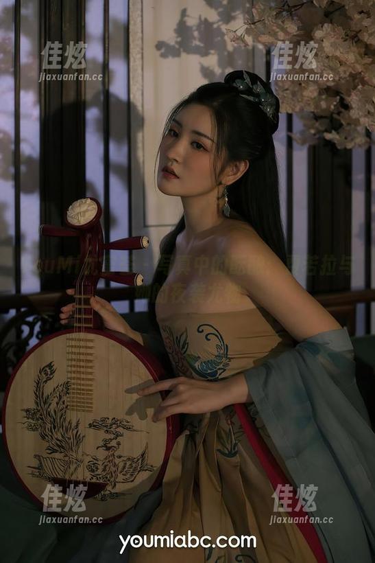 YouMi尤蜜荟 - 写真中的酝酿：费若拉与她的夜袭尤物