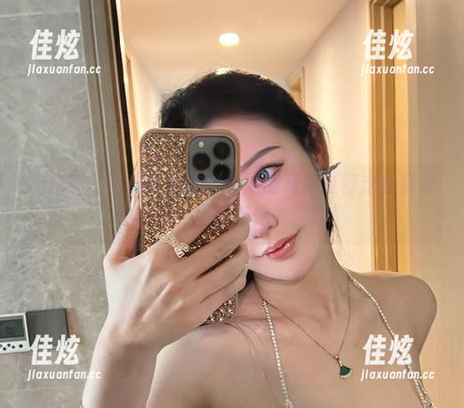 微密圈 - 不爱笑的赛琳和她的高跟鞋行走在资源的边缘，图包等你来解锁！
