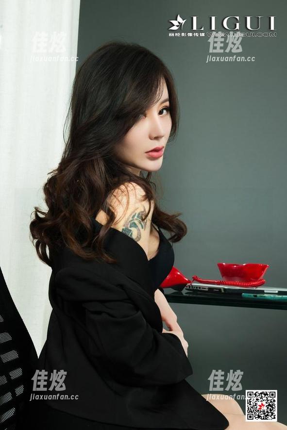 丽柜 - 制服也能超吸睛！下载蕊蕊的图片，轻松吸引众人视线！
