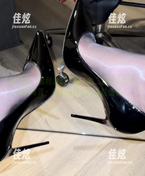 微密圈 - 福利放送：保守的二舅妈的紧包蜜腿写真，有种透过光影看的感觉。