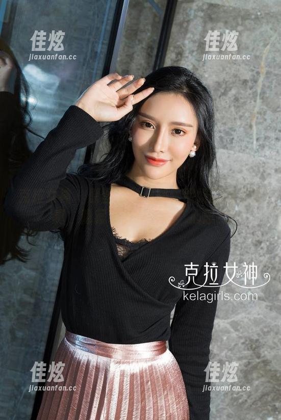克拉女神 - 原图里的秘密：熙妍的美足写真，隐藏了多少‘踩’心思？