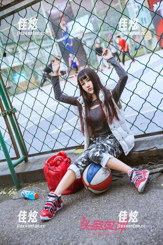 头条女神 - 李丽莎的油亮魅力，高清资源让你目不转睛，这画面简直不科学！