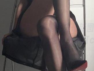 微密圈 – 女刺客：奔驰车内最新图册的红色，仿佛车窗外的风也在为她打call！