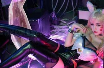 小仓千代w和她的职业装cos，小办公室的美图里藏着职场风景