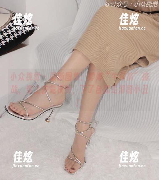小众视觉 - 最新图集：婷婷“牛仔裤”挑战，穿上去是模特，下了台就是滑稽小丑！