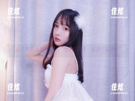 小小奶瓶儿最新写真，内衣随意穿，幽默不随意！