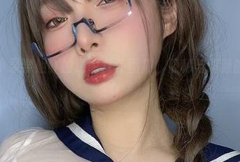 免费欣赏小泉学姐吖的透明女仆图集，隐秘与清晰的完美结合！