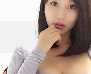 微密圈 – 小芯酱作品：经典的吊带黑丝搭配，无疑是她魅力的最佳伴侣。
