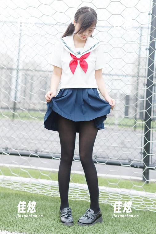 无圣光写真中的白丝T恤：少女秩序的轻盈魅力