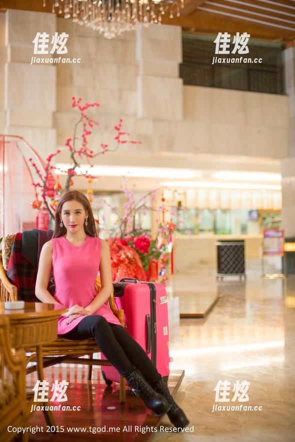 推女神 - 可乐Vicky与她的定制御姐写真，仿佛光影里的秘密！