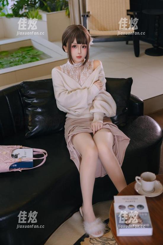 日奈娇私拍的列车JK美图，谁敢不爱？