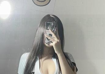 微密圈 – 是可馨耶红色镂空作品集新鲜出炉，太好看了，有点想立马去买一件类似的衣服！
