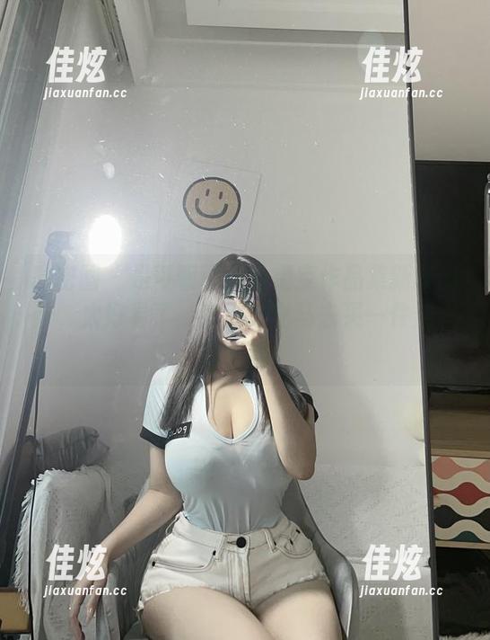 微密圈 - 是可馨耶红色镂空作品集新鲜出炉，太好看了，有点想立马去买一件类似的衣服！