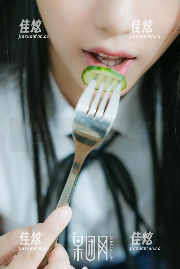 果团网 - 在线看little贝壳喵：红裙美图里的小幽默，绝对值得一撇！