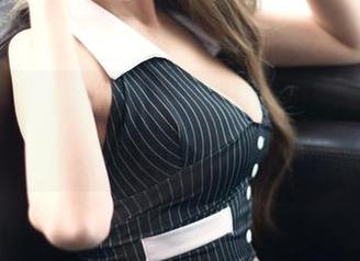 果团网 – 走进莫雅琪的裸足美图分享：光影与温暖的交融
