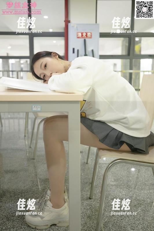 梦丝女神 - 跟着灵唯的礼服资源走，绝对是时尚救星！