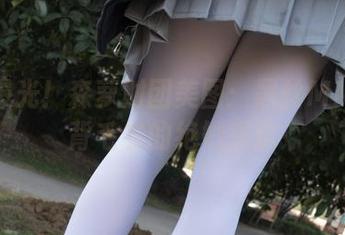 最新曝光！森萝财团美图：黑丝MM和露背毛衣的绝妙搭配