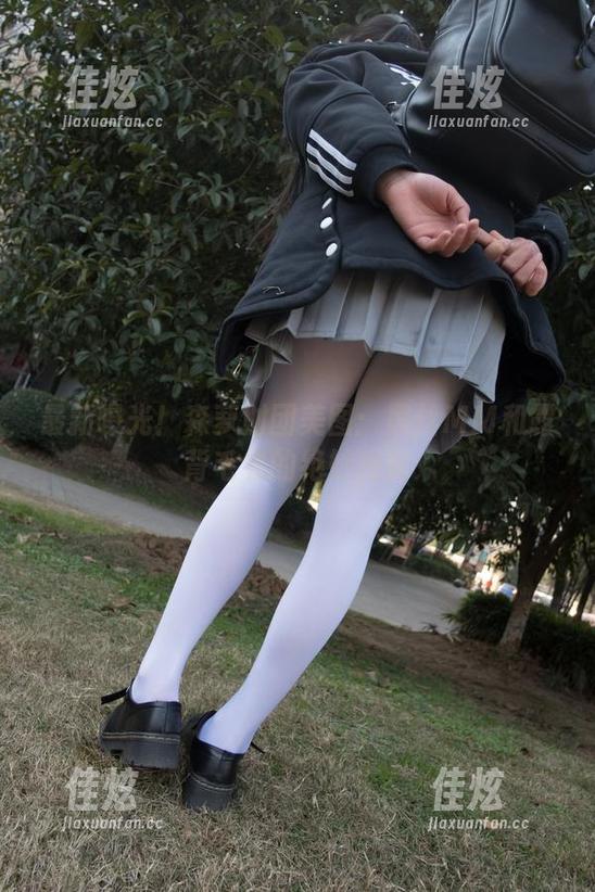 最新曝光！森萝财团美图：黑丝MM和露背毛衣的绝妙搭配