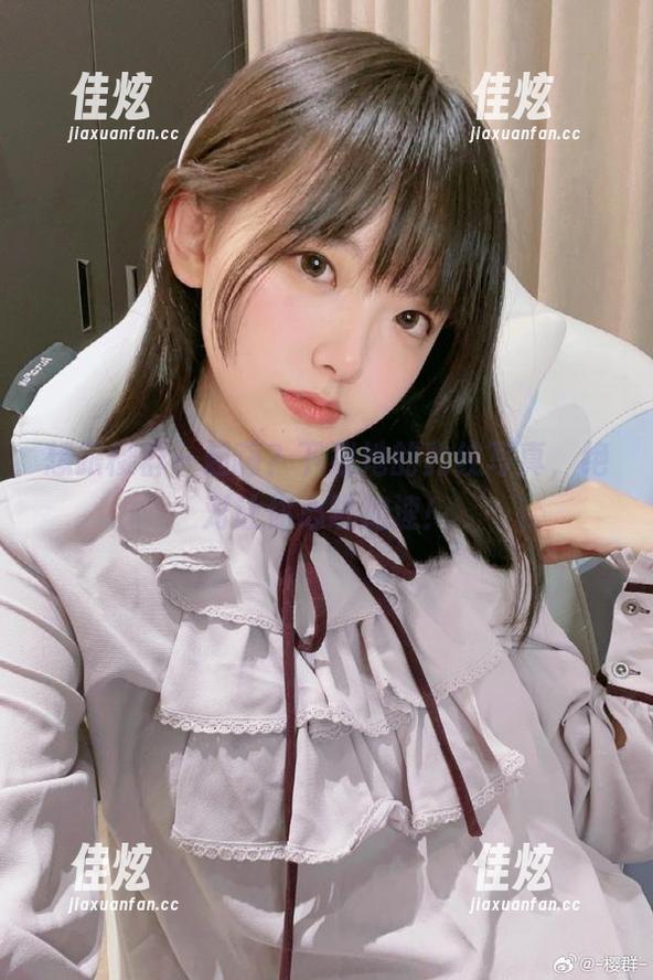 想跟樱群一起嗨？下载她的豹纹写真，绝对让你心跳加速！