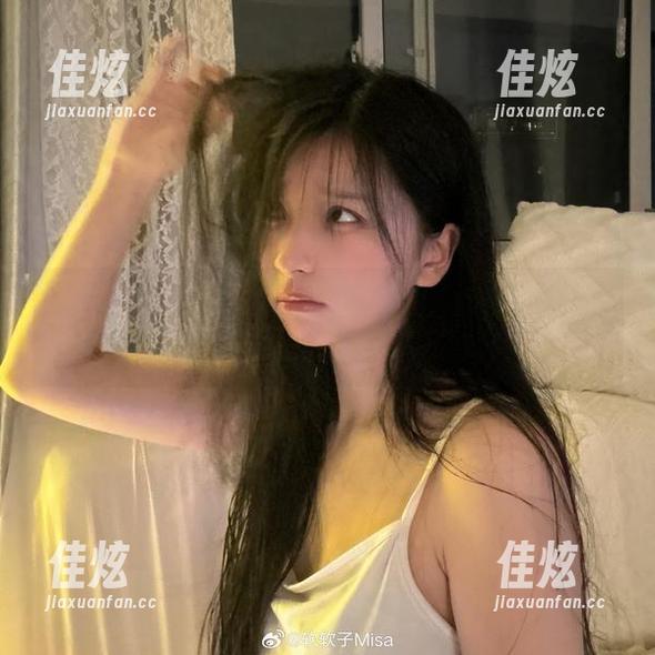 特软儿Sona 图册里的特软儿Sona:制服也能这么随性?