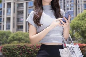 秀人网 – 原图分享时间：sophie余冰的毛衣告诉你秋冬也可以很有趣！