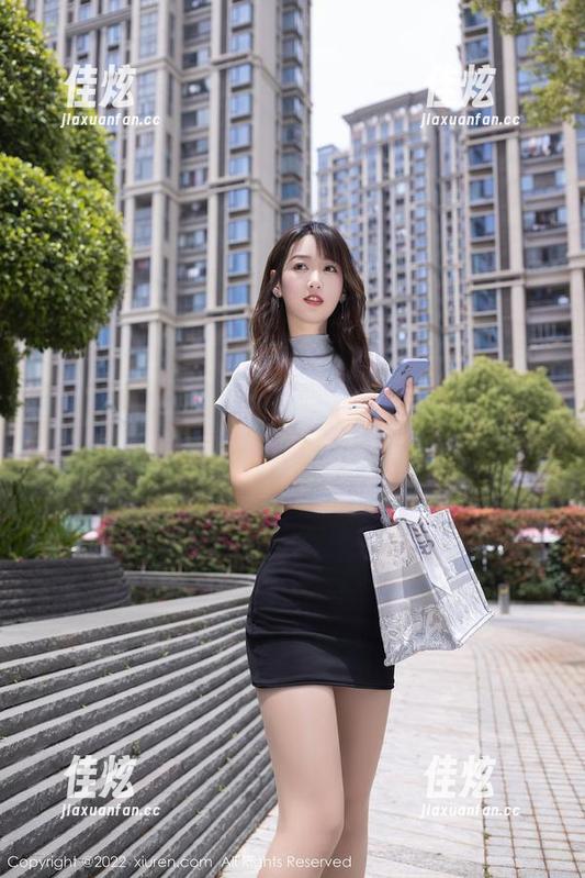 秀人网 - 原图分享时间：sophie余冰的毛衣告诉你秋冬也可以很有趣！