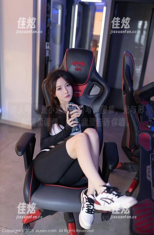 秀人网 - 是小逗逗黑白写真图集，光与影的温柔调情，别说我没告诉你哦。