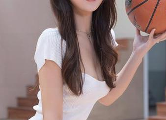 秀人网 – 月酱儿黑白图集：黑白之间，迷离与诱惑并存。