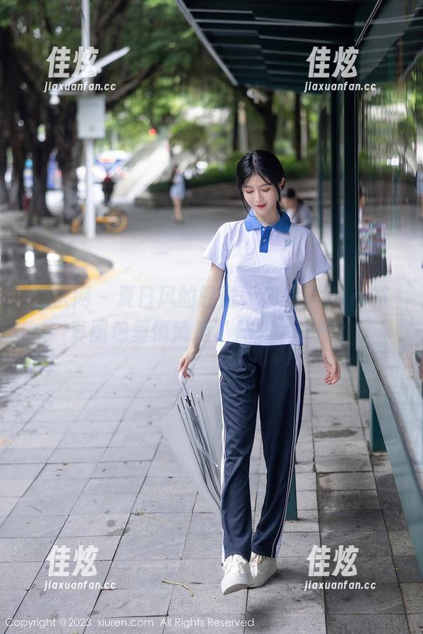 秀人网 - 夏日风的轻盈，糯美子Mini写真图包里悄悄藏了什么小秘密？