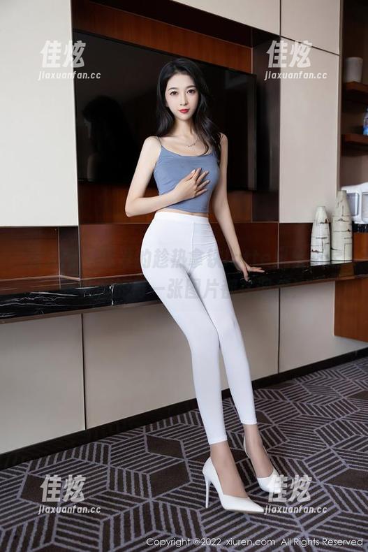 秀人网 - 标准的趁热拿铁latte风格，定制礼服的每一张图片都在调皮！
