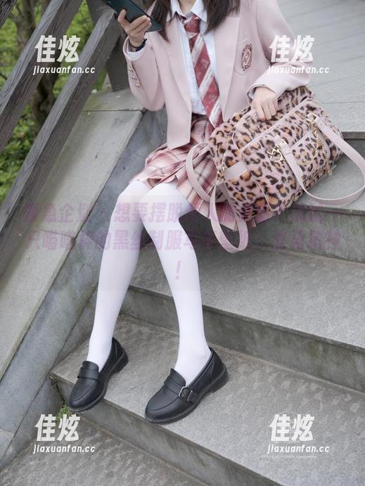 紧急企划 - 想要摆脱烦人的桌面？试试一只喵喵梓的黑丝制服写真壁纸，立马精神！