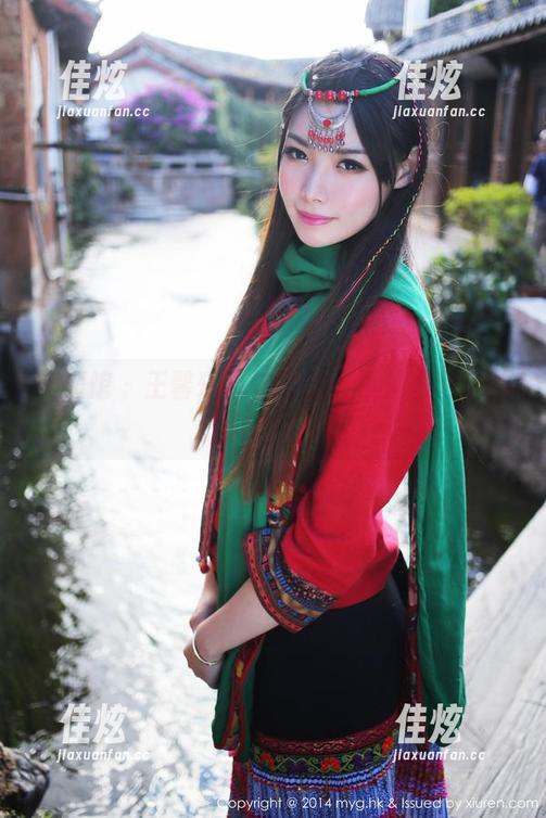 美媛馆 - 王馨瑶带你解锁：裸足图包中的温柔与调皮！
