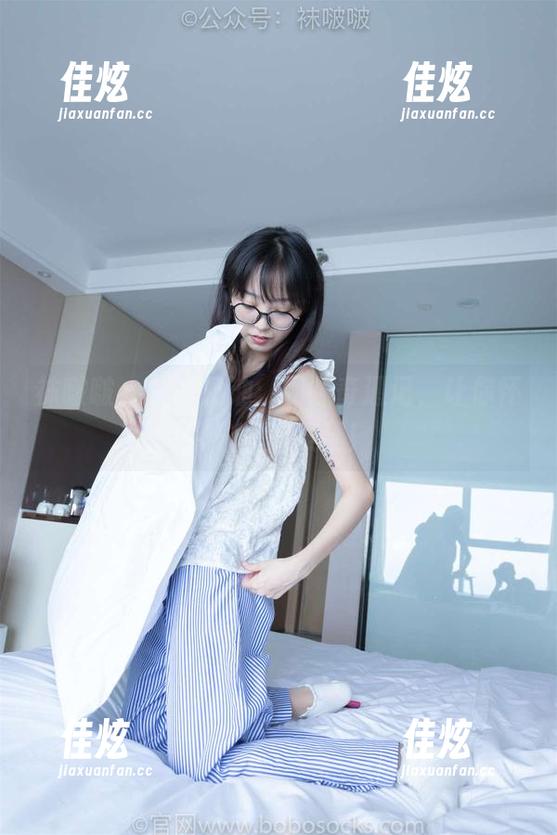 袜啵啵 - 私拍奶油：网袜奇遇记，让你怀疑人生的美腿！
