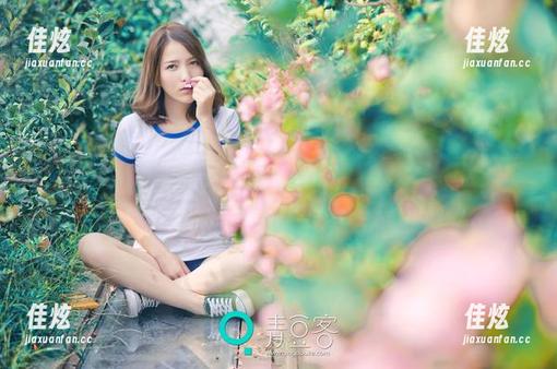 青豆客 - 梁晶莹的白裙图库：好想把这美丽收进自己的心里