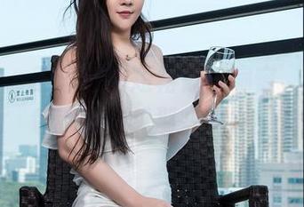 青豆客 – 王语纯的短裙像一扇窗，打开图包就能窥见那些光影！