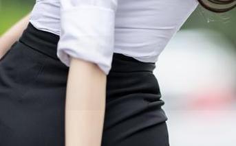 小露的私房自拍：香草喵露露与黑旗袍的绝妙搭配