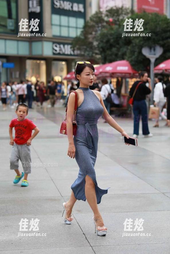 魔镜街拍 - 在线观赏，婷婷黑丝美女工作日常的艺术作品