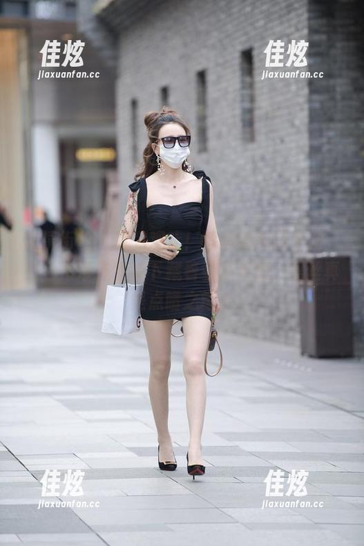 魔镜街拍 - 叹为观止！婷婷的美图更新，白色吊带连衣裙下藏着多少秘密，黑丝真是点睛之笔！